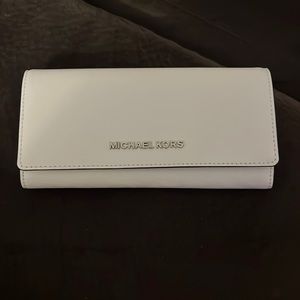 COPY - Michael Kors carryall white wallet